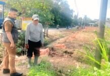 Tata Lingkungan Ditegakkan, Pagar di Atas Parit Kena Tegur Dari Lurah Karyabaru