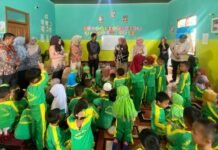 Plt Camat Kertapati Dampingi Ibu Walikota Kunjungi PAUD KB Ceria, Wujud Kepedulian pada Generasi Emas Palembang