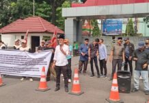 Massa SIRA Gelar Aksi Damai di Kantor Gubernur Sumsel, Soroti Rencana Pengadaan Mobil Mewah dan Pakaian Dinas