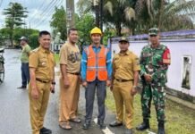 Respons Cepat Keluhan Warganet, Lurah Sentosa Gandeng PLN Ampera Benahi Tiang Listrik di Jalan Ki Anwar Mangku
