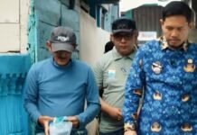 Kunjungi Warga Sakit, Camat Sukarami Perkuat Peran Lingkungan