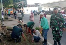 Koramil 418-01/Makrayu Gotong Royong Bersama Warga 30 Ilir Dukung Gerakan Nasional Indonesia Asri