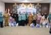 Ketua TP PKK Kota Palembang dan Camat Kemuning Serahkan PMT bagi Ibu Hamil Berisiko Stunting