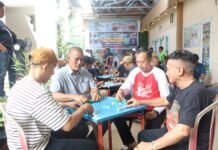 Plt Camat IT II Susanto Umar Melebur Bersama Warga di Arena Lomba Karaoke dan Gaple HUT Palembang