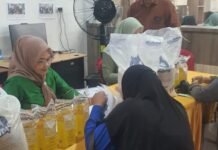 Pimpin Penyaluran Bantuan Pangan, Lurah Lima Ilir: Ini Wujud Kehadiran Negara di Tengah Masyarakat