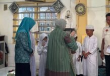 Lurah Akhmad Oktariansyah dampingi Ketua TP PKK Kota Palembang Berbagi Kebahagiaan Bersama Anak Yatim di Kelurahan 12 Ulu