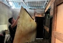 Rehabilitasi Rumah Parja di Lokasi TMMD Kodim 0418/Palembang Masuki Tahap Pemasangan Plafon