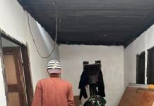 Plafon Mulai Dipasang, Rehab Rumah Bapak Kario di TMMD Kodim 0418/Palembang Kian Mendekati Rampung