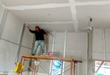 Hunian Ibu Sriyanti Kian Nyaman, Satgas TMMD Kodim 0418/Palembang Selesaikan Pemasangan Plafon