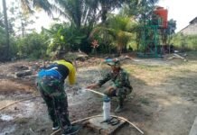 Pastikan Aliran Air Bersih Berjalan Optimal, Satgas TMMD Kodim 0418/Palembang Cek Sumur Bor Mushola Hidayatullah