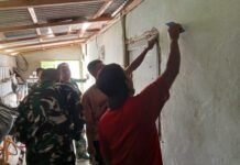 Kasdim 0418/Palembang Cek Langsung Progres Rehab RTLH Ibu Sumila di Lokasi TMMD Ke-129