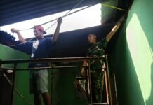 Pengecatan Kusen dan Pemasangan Atap Fiber RTLH Bapak Karyo Dikebut Satgas TMMD Ke-129 Kodim 0418/Palembang