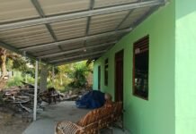 Hari Ke-20 TMMD Ke-129, Satgas Kodim 0418/Palembang Bersihkan Area Rehab Rumah Bapak Karyo