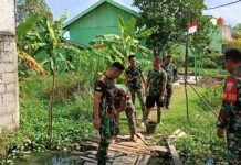 Hari Ke-20 TMMD Ke-129, Satgas Kodim 0418/Palembang Benahi Jembatan Akses Rumah Ibu Suwarni