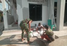 Hari Ke-21 TMMD Ke-129, Satgas Kodim 0418/Palembang Kebut Finishing Mushola Baitul Makmurin
