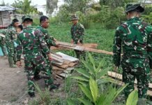 Gotong Royong Warnai Rehab RTLH Ibu Suarni, Satgas TMMD ke-129 Kodim 0418/Palembang Percepat Pembangunan