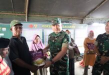 Tim Wasev Apresiasi Kepedulian TMMD ke-129 Kodim 0418/Palembang, Sembako Disalurkan untuk Warga Sekitar Lokasi