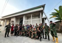 Foto Bersama Warga, Katim Wasev TMMD ke-129 Tegaskan Semangat Gotong Royong di Lokasi TMMD Kodim 0418/Palembang