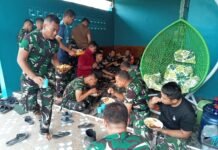 Di Tengah Kesibukan TMMD, Satgas ke-129 Kodim 0418/Palembang Luangkan Waktu Makan Siang Bersama Warga